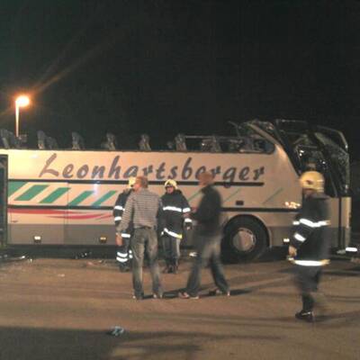 Bus kracht in Brücke - Dach abgerissen