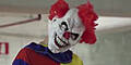 Frau tritt Horror-Clown in den Schritt