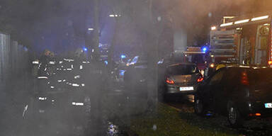 Auto in Flammen: Wohnh&auml;user evakuiert