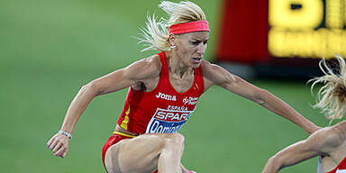 Stolpert Dominguez &uuml;ber ihren Hund