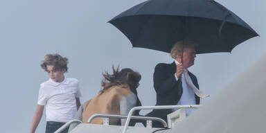 Hier l&auml;sst Trump Familie im Regen stehen