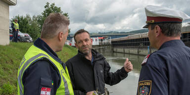 Mini in Donau gestürzt: Lenker tot