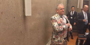 Grasser-Prozess: Anwalt mit Geld-Anzug