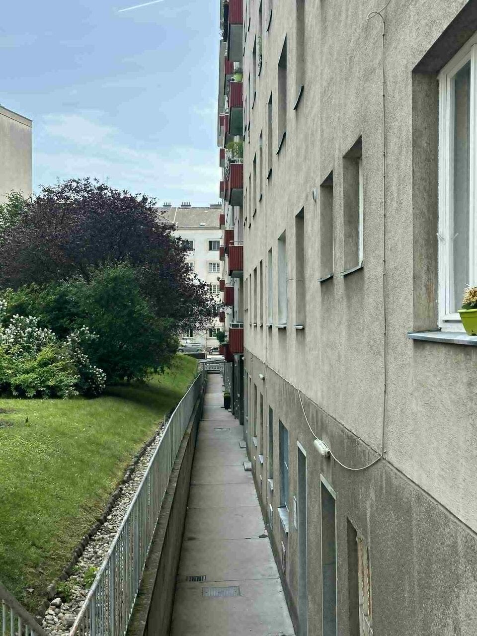 Frau stürzt von Balkon Penzing