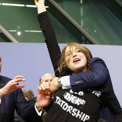 Femen-Aktivistin attackiert EZB-Chef