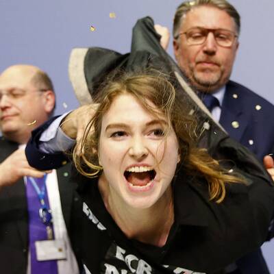 Femen-Aktivistin attackiert EZB-Chef