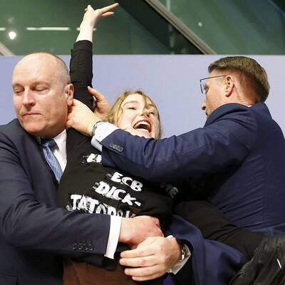 Femen-Aktivistin attackiert EZB-Chef