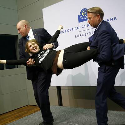 Femen-Aktivistin attackiert EZB-Chef