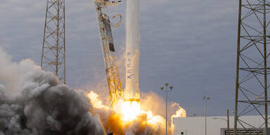 Transporter "Dragon" an ISS angedockt