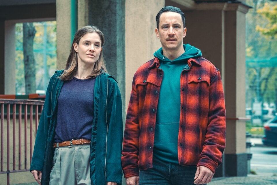 Laurence Rupp und Miriam Fussenegger zeigten sich bei den Dreharbeiten in einem Wiener Gemeindebau erstmals in ihren neuen Rollen als Alex und Charlie. 