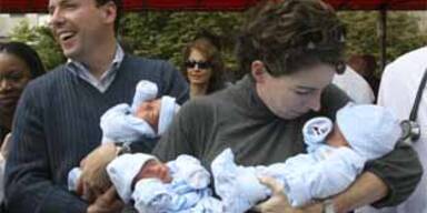 Eineiige Drillinge in New York geboren