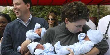 Eineiige Drillinge in New York geboren