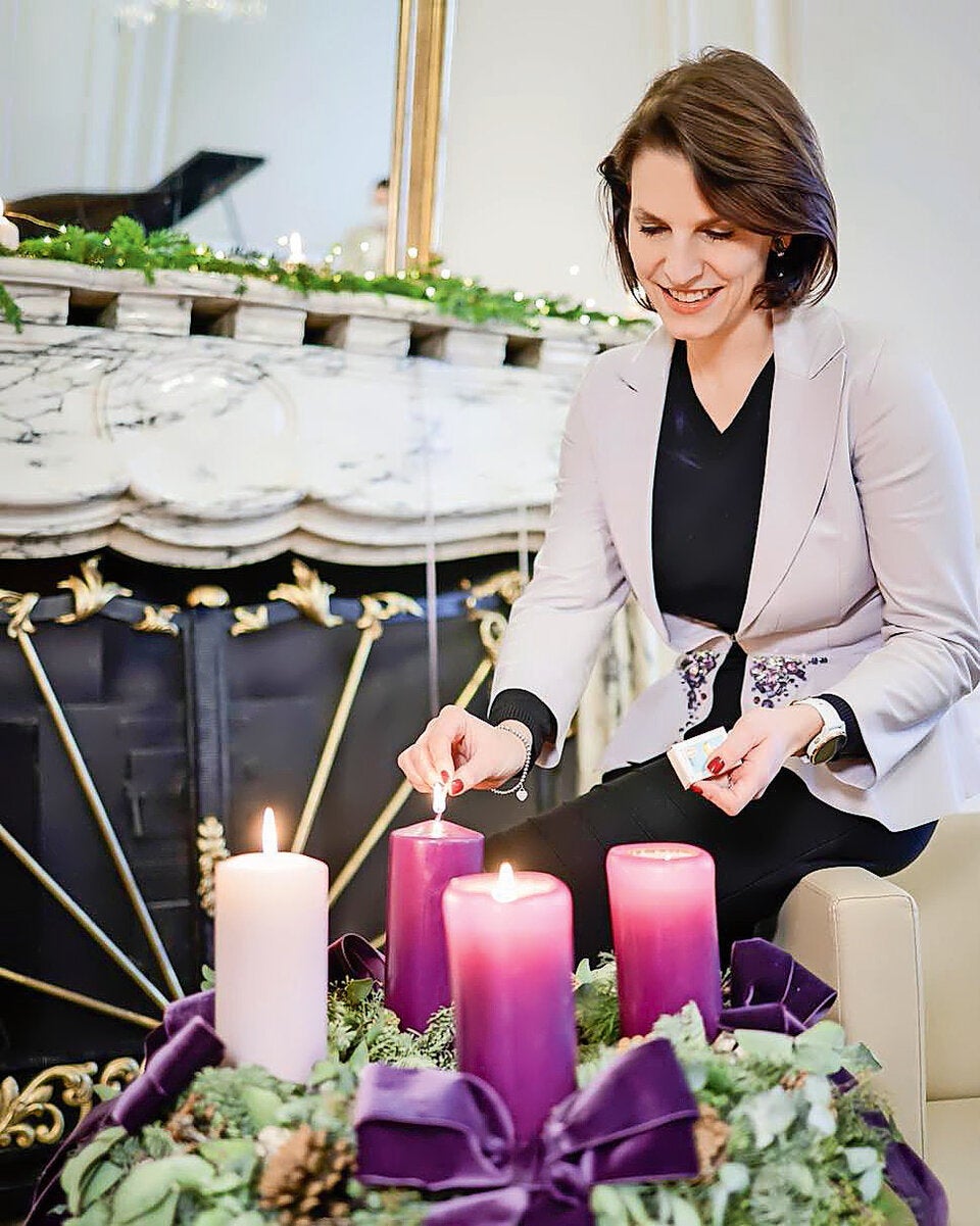 Karoline Edtstadler feiert mit ihrem Sohn in Wien: Singen am Klavier, dann Christmette.