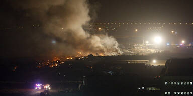 Flugzeug kracht auf Schnellstraße