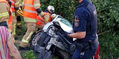 Alko-Lenkerin kracht gegen Baum - schwebt in Lebensgefahr