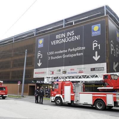 Donauzentrum nach PKW-Brand evakuiert