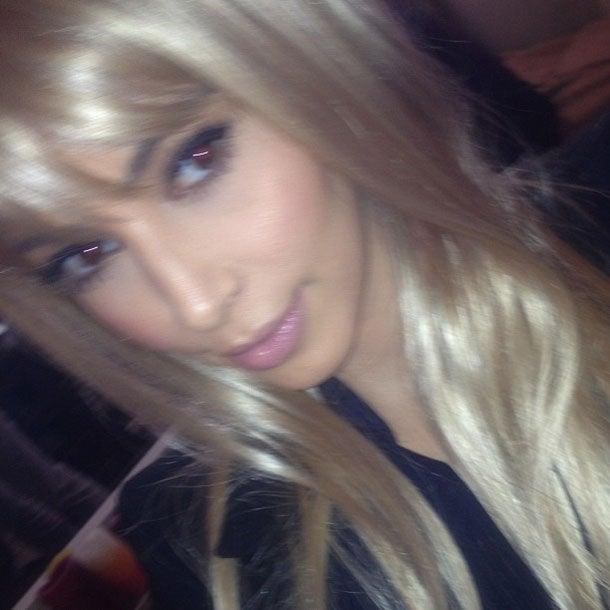 Kim Kardashian spielt mit dem Blondinen-Look
