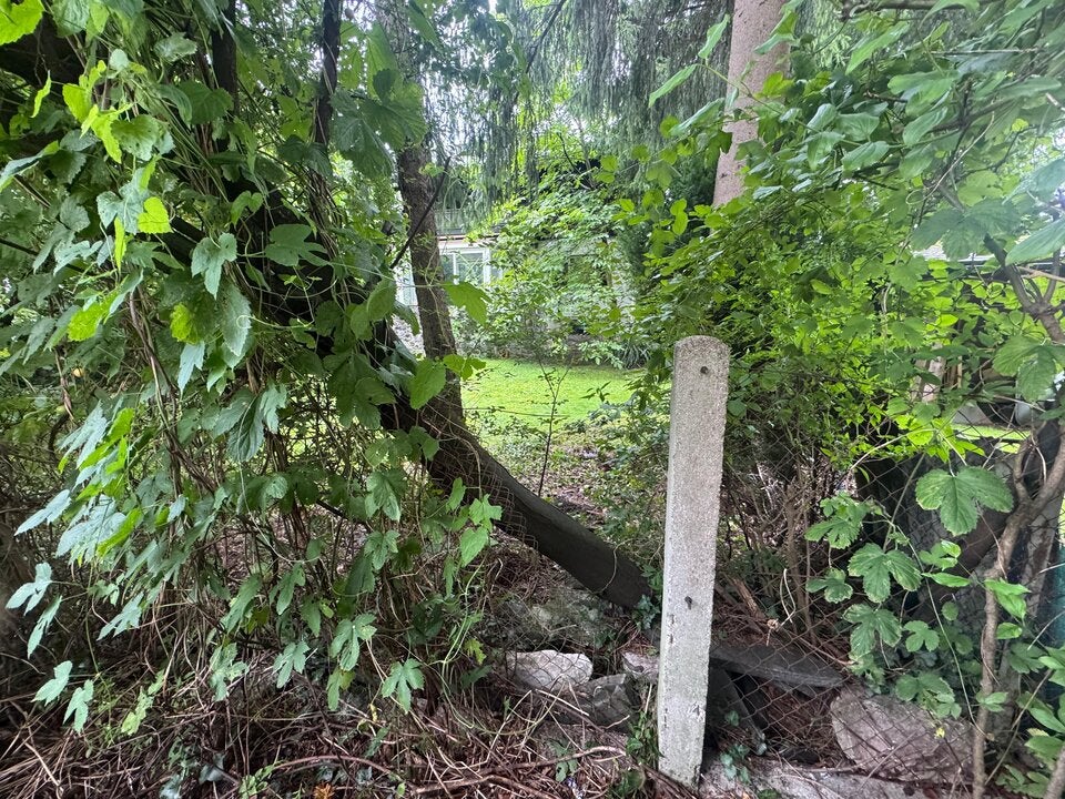 Loch im Zaun toter Einbrecher