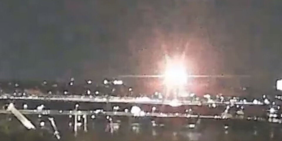 Flugzeug crasht mit Militärhelikopter