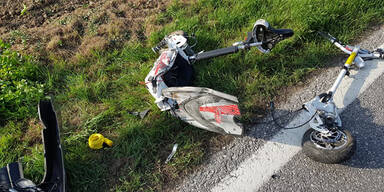 Elektroscooter-Lenker crasht in Pkw: tot