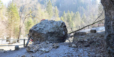 Brücke nach Felssturz zerstört