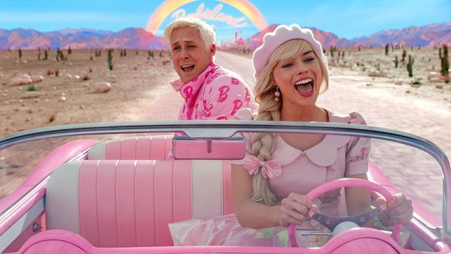 Robbie und Gosling ziehen als Barbie und Ken alle Register.