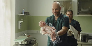 Supermarkt-Schock-Video mit Baby im Plastik