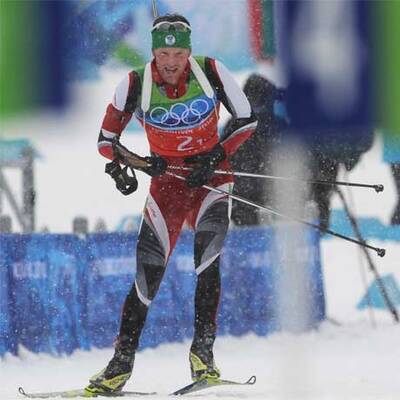 Biathleten laufen und schießen Silber