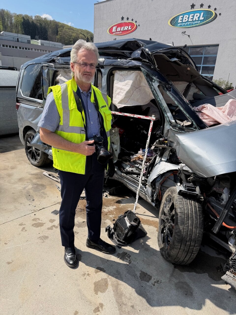 Gutachter Gerhard Kronreif beim Unfallwagen