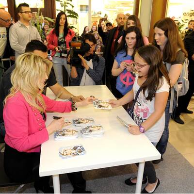 Alle wollen ein Autogramm von DSDS-Siegerin Beatrice Egli.