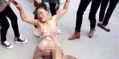 Ehefrau verpr&uuml;gelt nackte Ehebrecherin