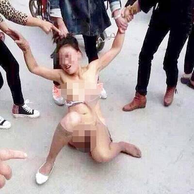 Ehefrau verprügelt nackte Ehebrecherin