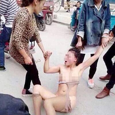 Ehefrau verprügelt nackte Ehebrecherin