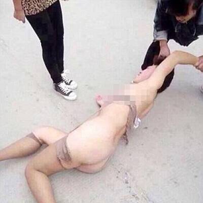 Ehefrau verprügelt nackte Ehebrecherin