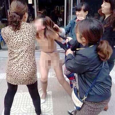 Ehefrau verprügelt nackte Ehebrecherin