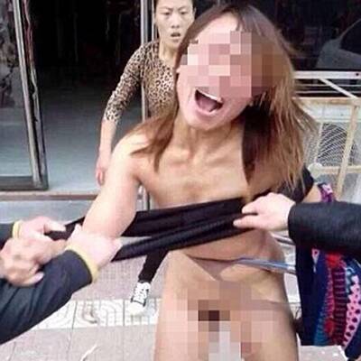 Ehefrau verprügelt nackte Ehebrecherin