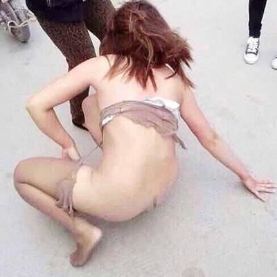 Ehefrau verprügelt nackte Ehebrecherin