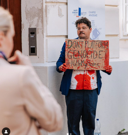 David Sonnenbaum, ehemaliger Klimakleber, schüttete das Kunstblut.