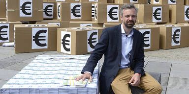 18 Mrd. Euro "Falschgeld" vor Parlament