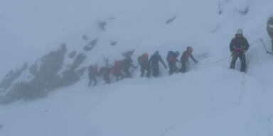 Deutsche mit Turnschuhen gerieten auf Zugspitze in Bergnot