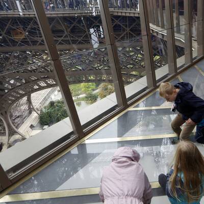 Eiffelturm hat jetzt Glasboden
