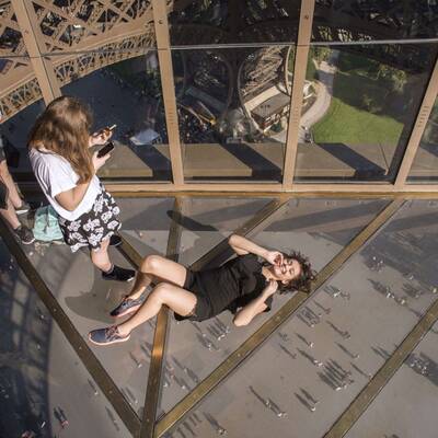 Eiffelturm hat jetzt Glasboden