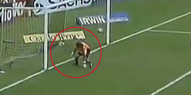 Torwart-Trottel haut sich Ball selbst rein