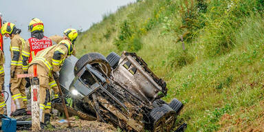 Cabrio kam von nasser Fahrbahn ab und &uuml;berschlug sich