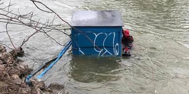 Sturm schleuderte Mobilklo in Donaukanal