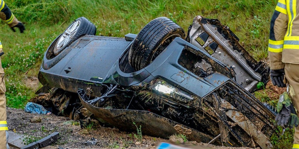 Cabrio kam von nasser Fahrbahn ab und überschlug sich