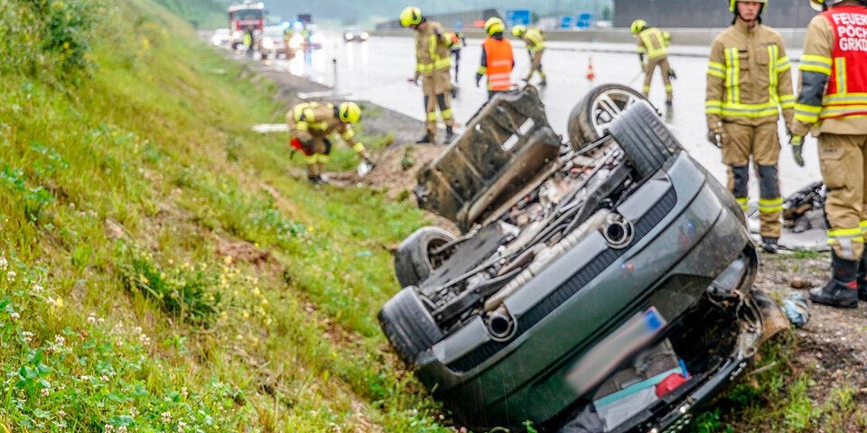 Cabrio kam von nasser Fahrbahn ab und überschlug sich