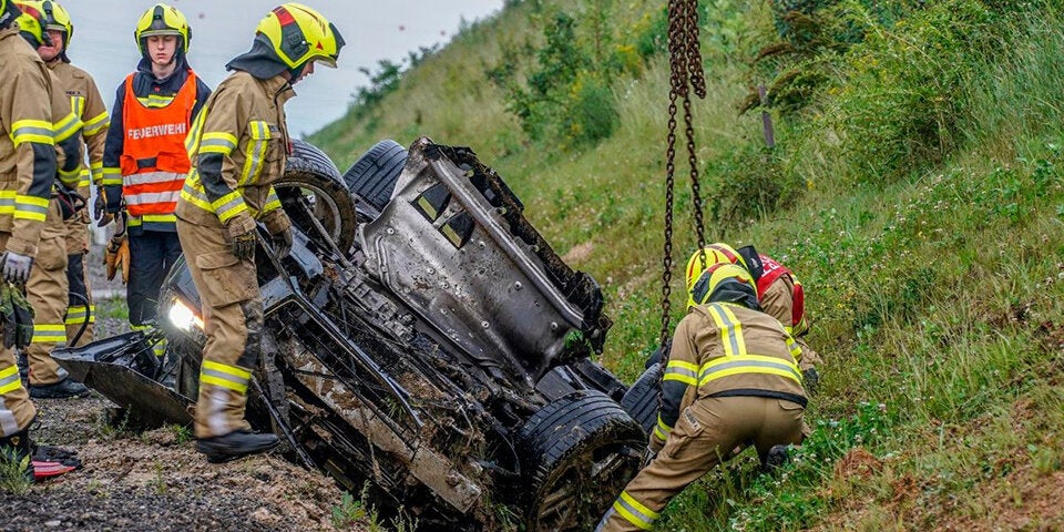 Cabrio kam von nasser Fahrbahn ab und überschlug sich