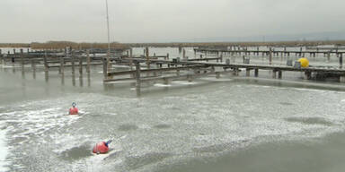 Eisdecke auf dem Neusiedlersee eingefroren