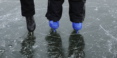 Im Eis eingebrochen: Opa rettet Enkel